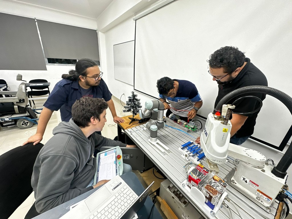 Estudiantes de la Universidad Modelo dan muestra de su talento en la Expotrónica 2025