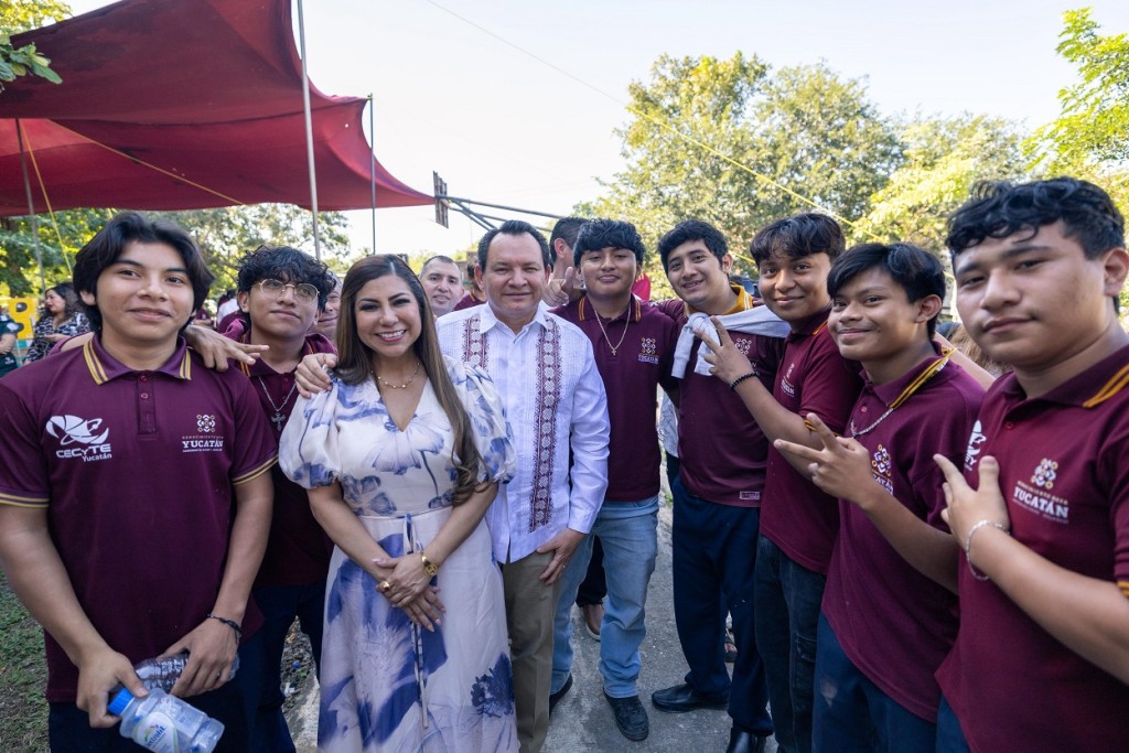 Entrega gobernador Joaqu&iacute;n D&iacute;az Mena equipamiento para mejorar planteles del Cecytey