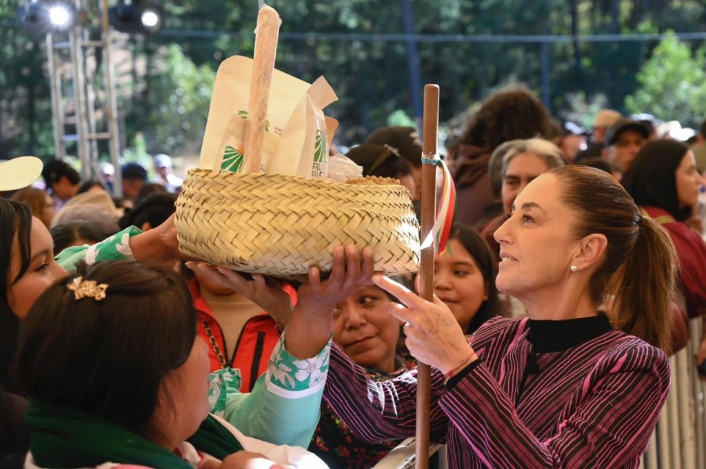 Firma presidenta Claudia Sheinbaum restitución de tierras, inaugura Centro Libre para mujeres y conversa con jóvenes en gira por Chihuahua
