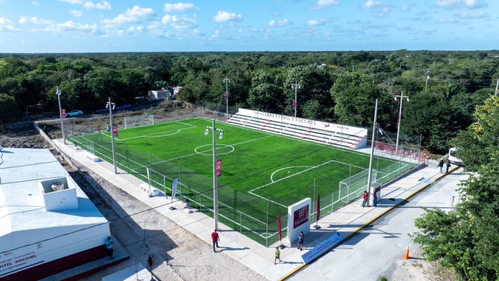 Gobierno del Estado entrega renovada cancha de f&uacute;tbol 7, en Xocchel