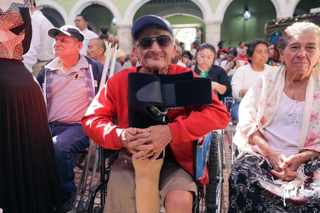 Gobernador entrega 234 aparatos a personas con discapacidad