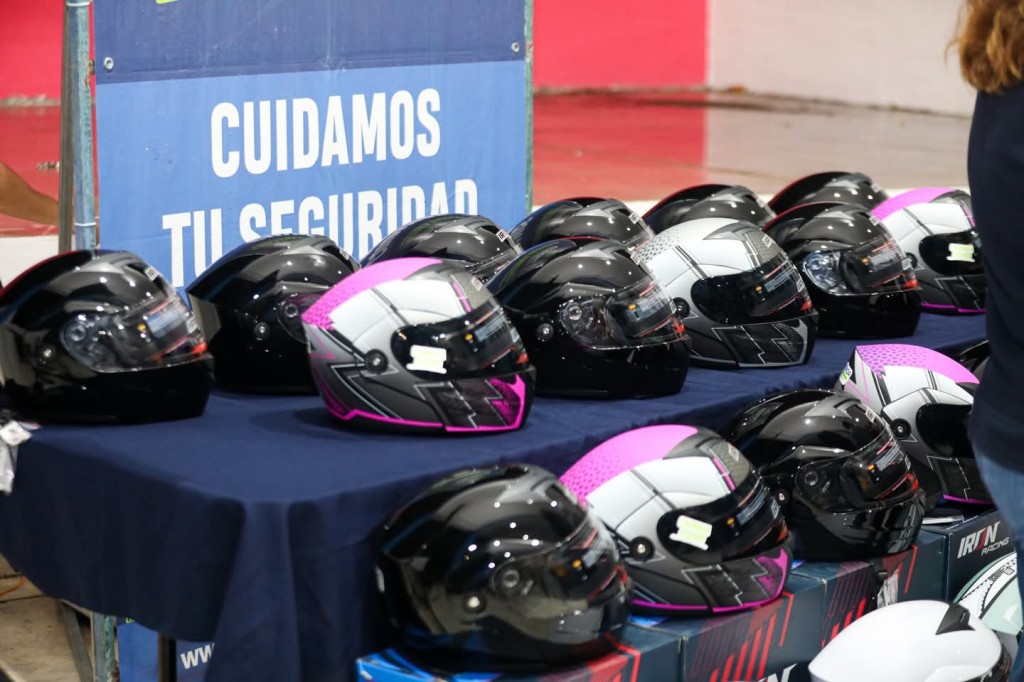 Supera Cecilia Patr&oacute;n la meta de &ldquo;Chambea Seguro&rdquo;, con m&aacute;s de mil 200 cascos gratuitos entregados