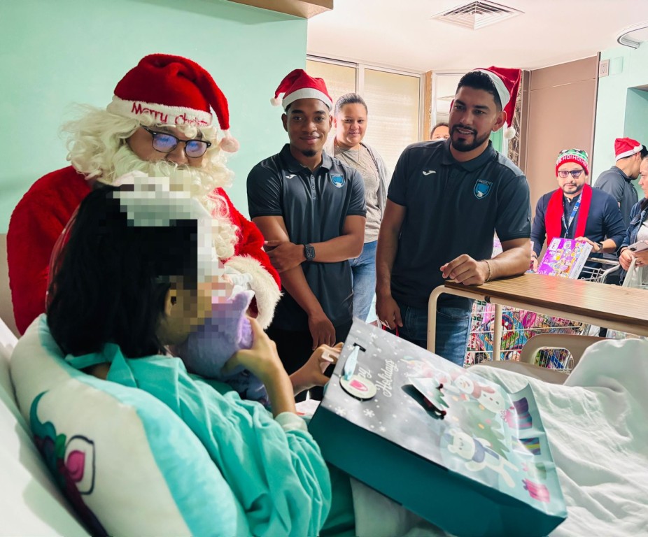 En UMAE del IMSS Yucat&aacute;n jugadores del equipo de f&uacute;tbol Venados FC entregan juguetes a ni&ntilde;as y ni&ntilde;os