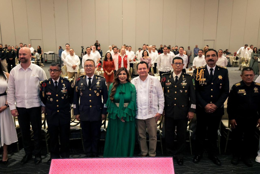 Gobernador Joaqu&iacute;n D&iacute;az Mena reconoce a elementos de la SSP por a&ntilde;os de servicio y m&eacute;ritos