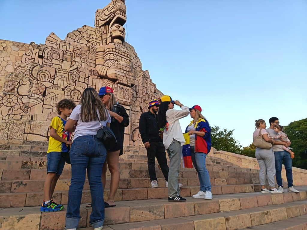 Festejan venezolanos en M&eacute;rida ca&iacute;da de Maduro.