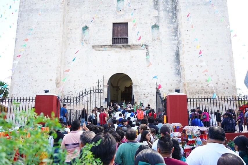 Largas filas de devotos para ver a los Tres Reyes de Tizimín