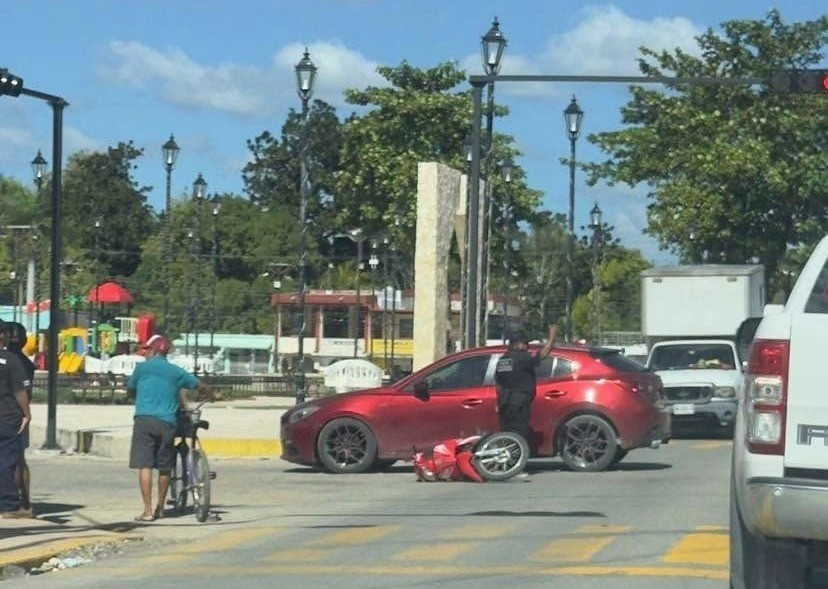 Con accidente vial estrenan sem&aacute;foro en Temoz&oacute;n