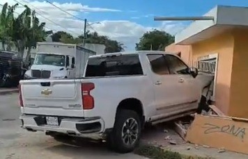 Chocan y destruyen una vivienda con una camioneta de lujo, en Tizim&iacute;n