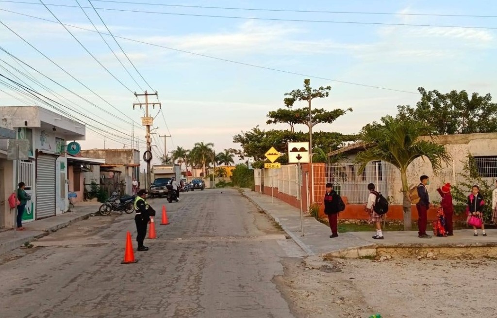 Reactivan operativos viales por regreso a las aulas, en Tizim&iacute;n.
