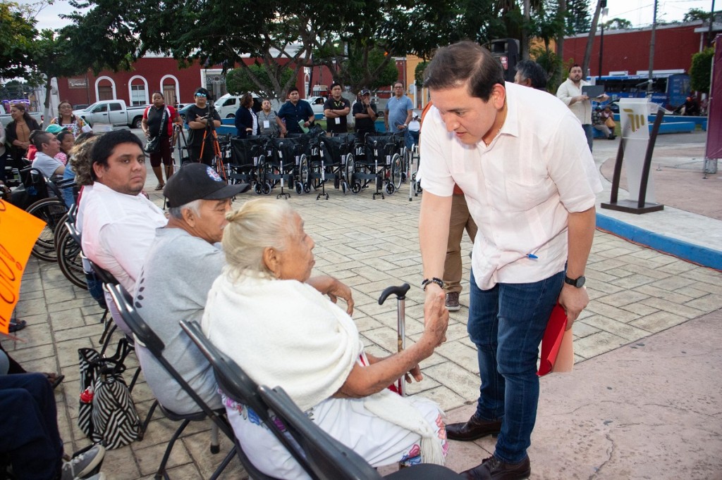 Entregan aparatos de movilidad en Motul