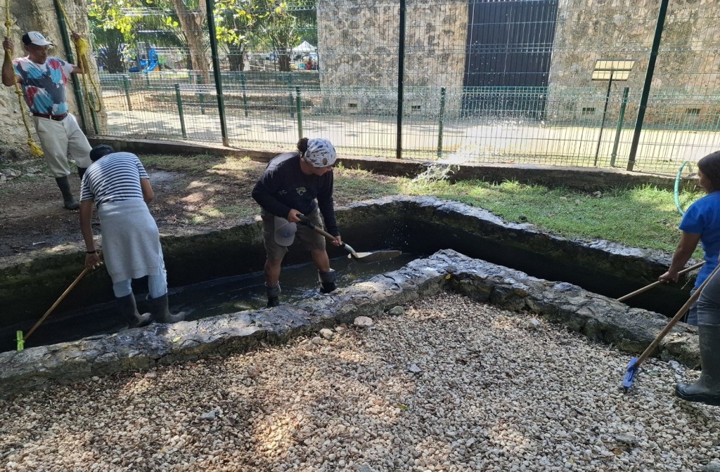 Limpian con puntualidad los estanques del zool&oacute;gico de Tizim&iacute;n