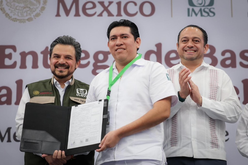 Entregan 124 bases y nombramientos a personal del IMSS en Yucat&aacute;n