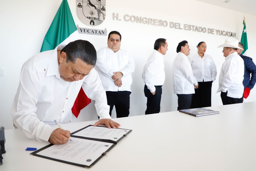 Cumple fiscal general con entrega de informe al Congreso