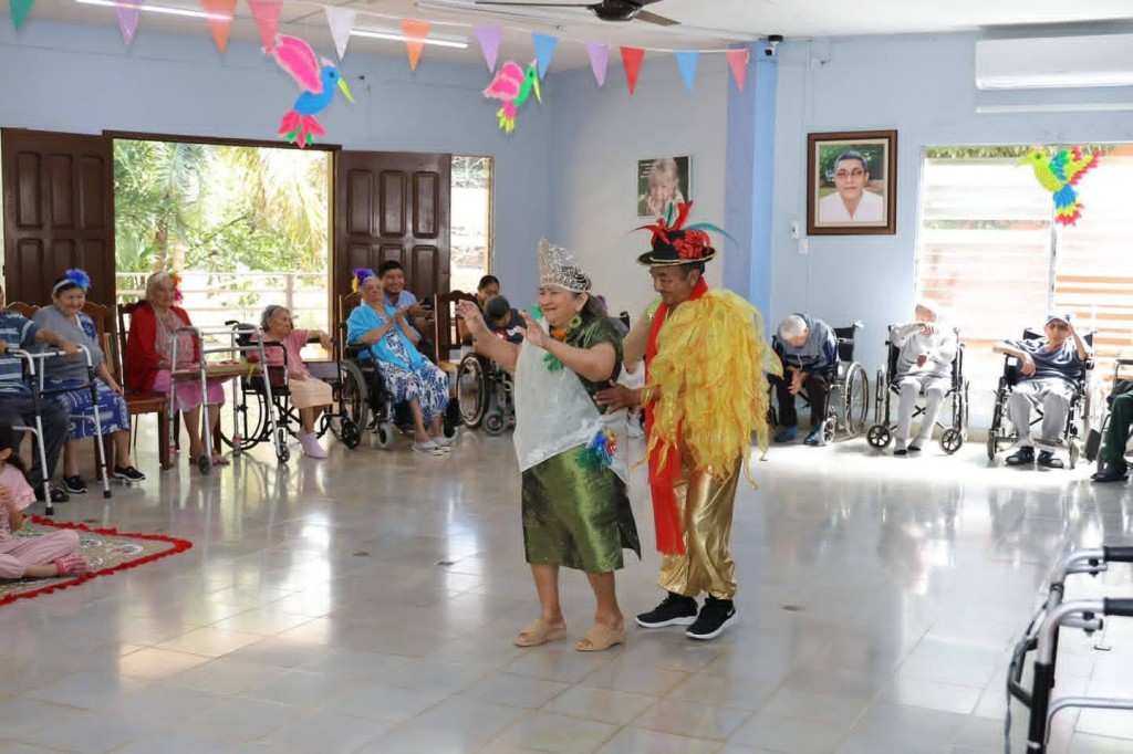 Lleg&oacute; el Carnaval a la Casa del Anciano de Tizim&iacute;n