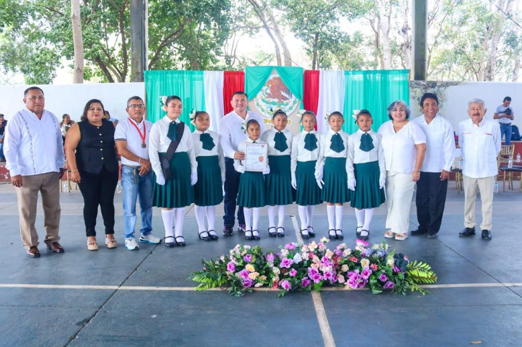 Reñidos concursos de escoltas de primaria, en Tizimín