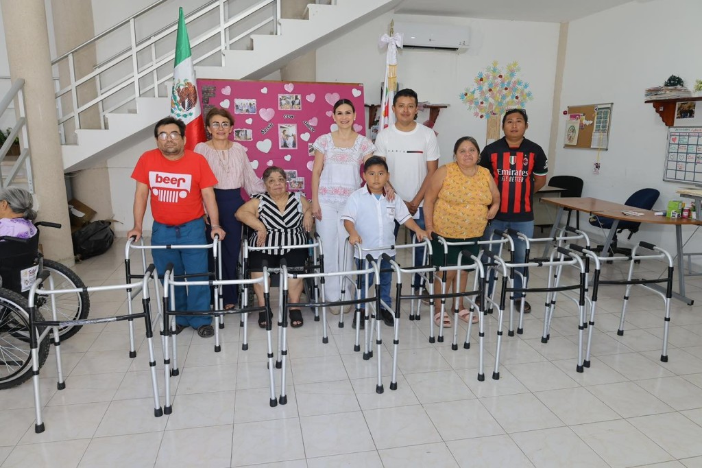 Entreg&oacute; el DIF Tizim&iacute;n aparatos de movilidad a 23 personas