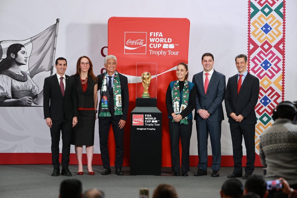 Claudia Sheinbaum y Rommel presentan la Copa del Mundo que iniciar&aacute; su recorrido por nuestro pa&iacute;s
