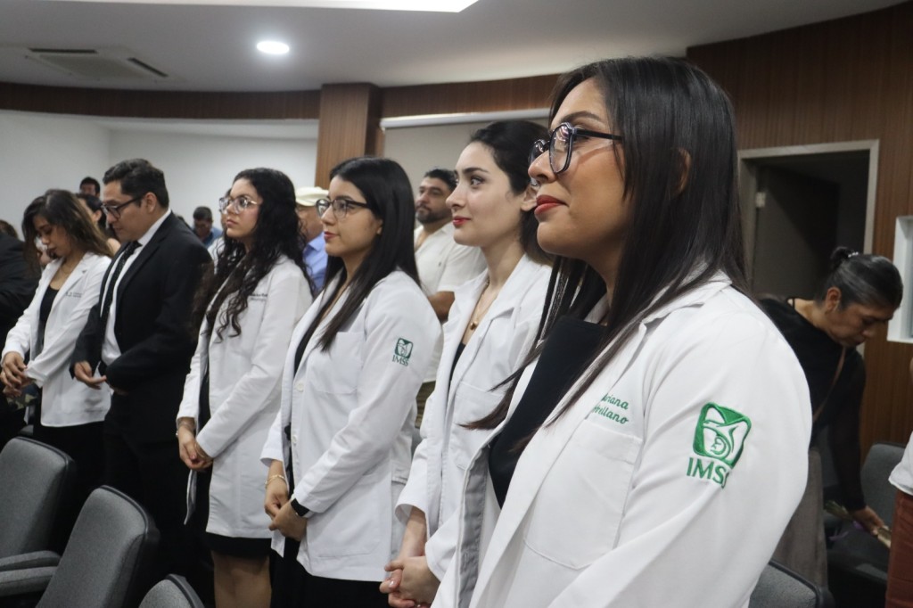 Se gradúan en UMAE Mérida 45 nuevos especialistas, para salvar más vidas