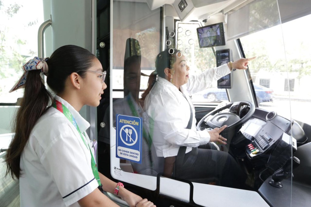 Mía vive experiencia como “Operadora por un Día” del IE-TRAM