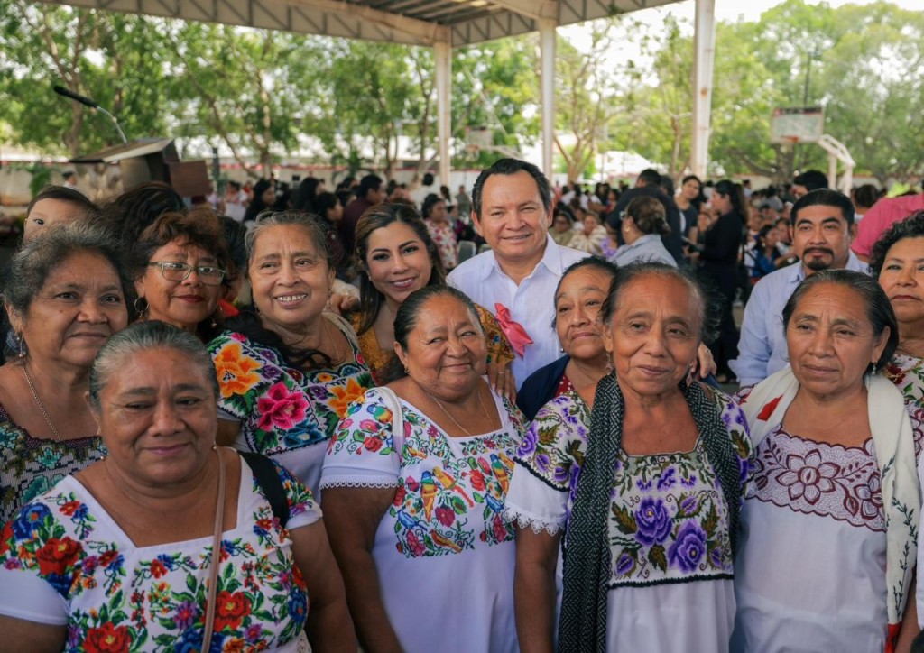 Dotan de insumos y herramientas a m&aacute;s de 1,200 artesanas y artesanos