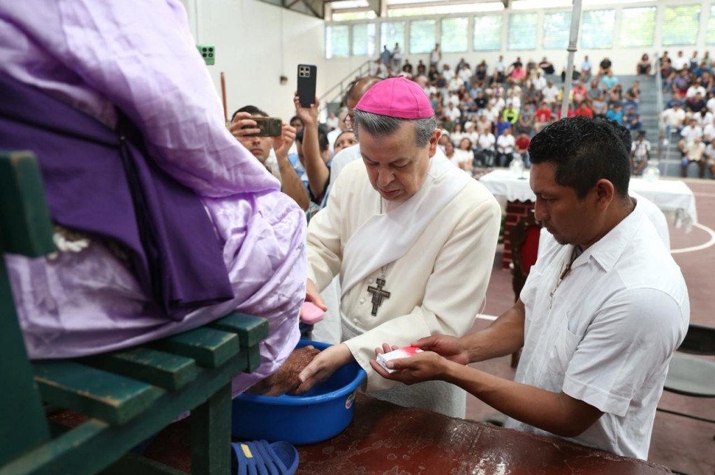 Lava arzobispo los pies a 12 personas privadas de la libertad