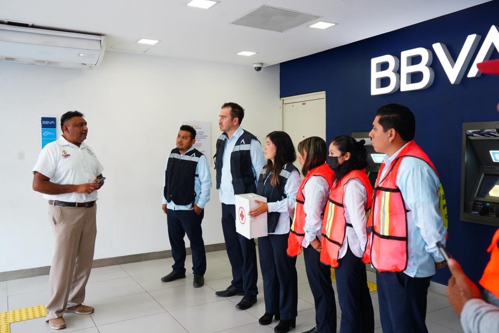 Simulacro de evacuación en dos bancos de Tizimín