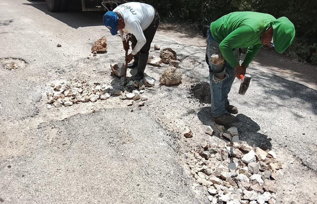 Avanzan trabajos de bacheo hacia la carretera a Tixcancal