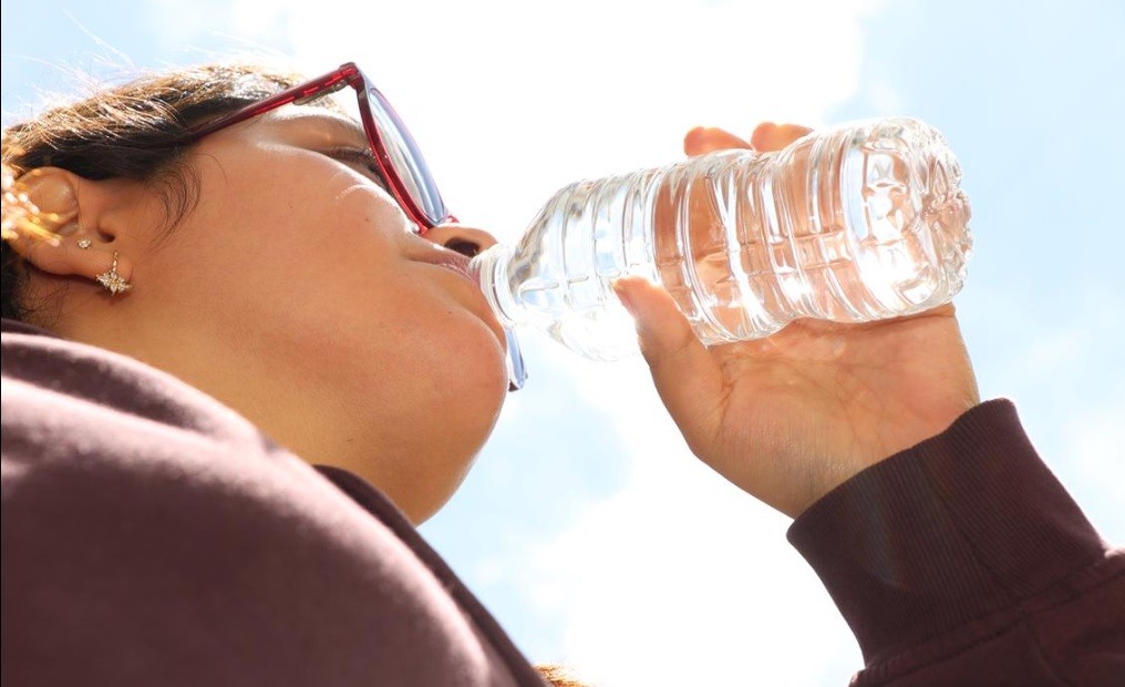 UADY alerta por calor extremo y recomienda hidratarse constantemente