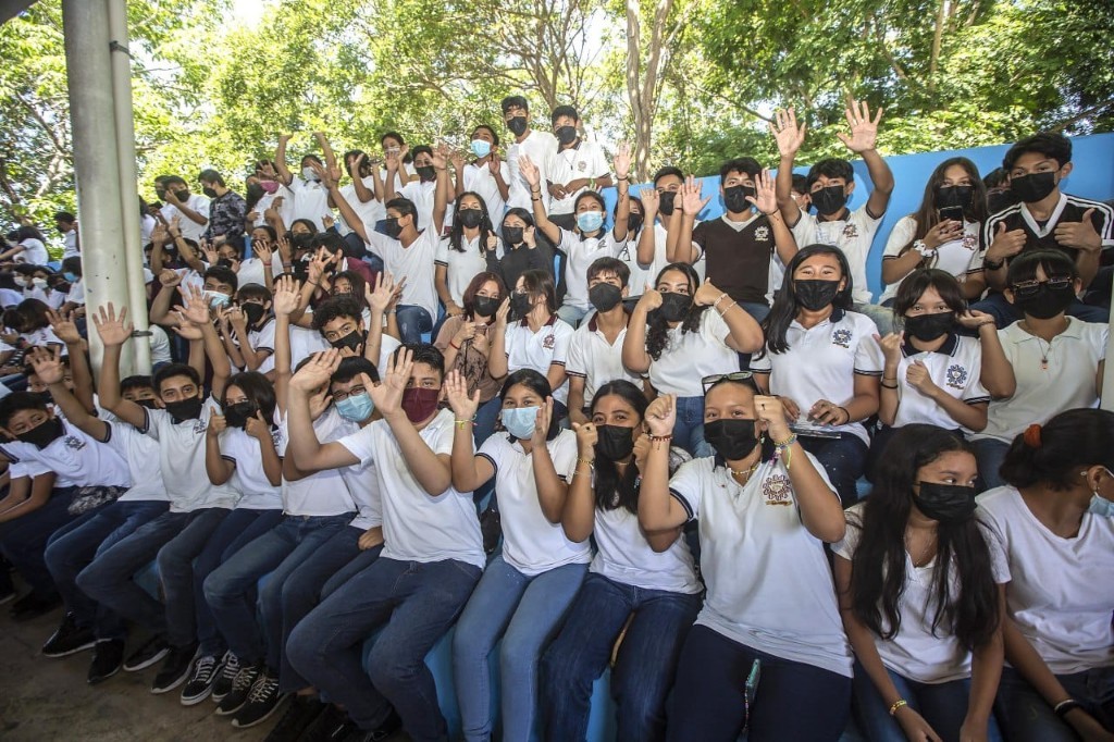 Eliminan examen y garantizan cupo en preparatoria para cada egresado de secundaria