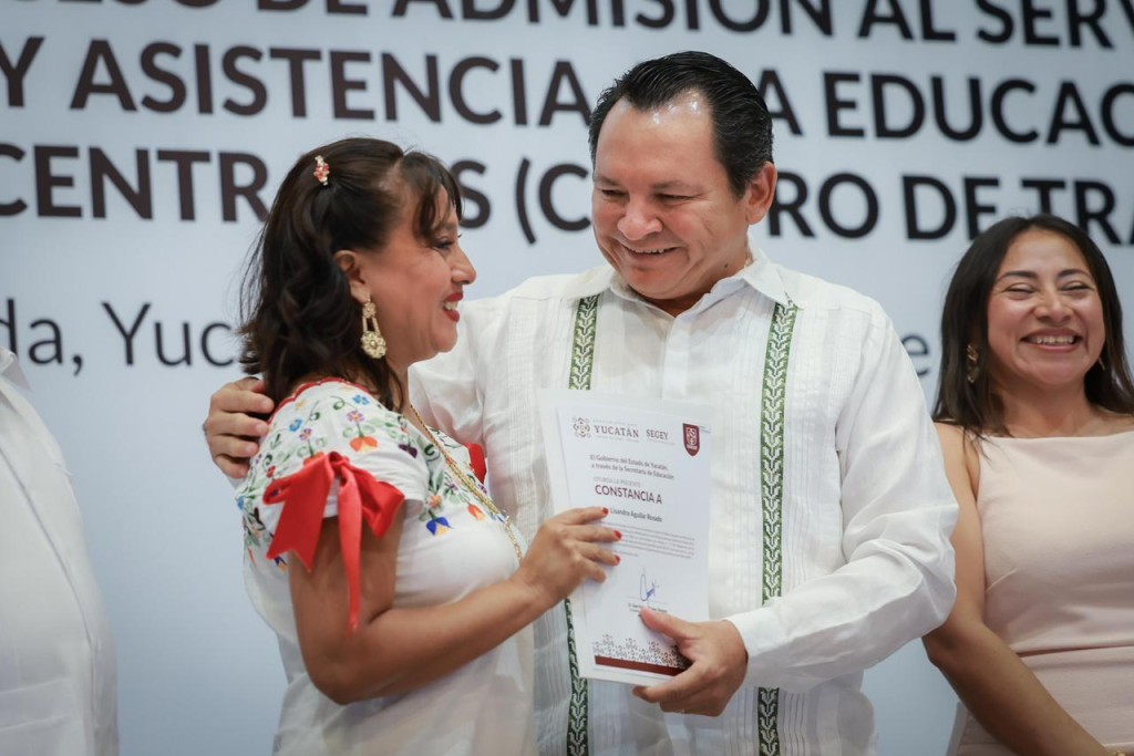 Gobernador entrega plazas a personal de apoyo educativo