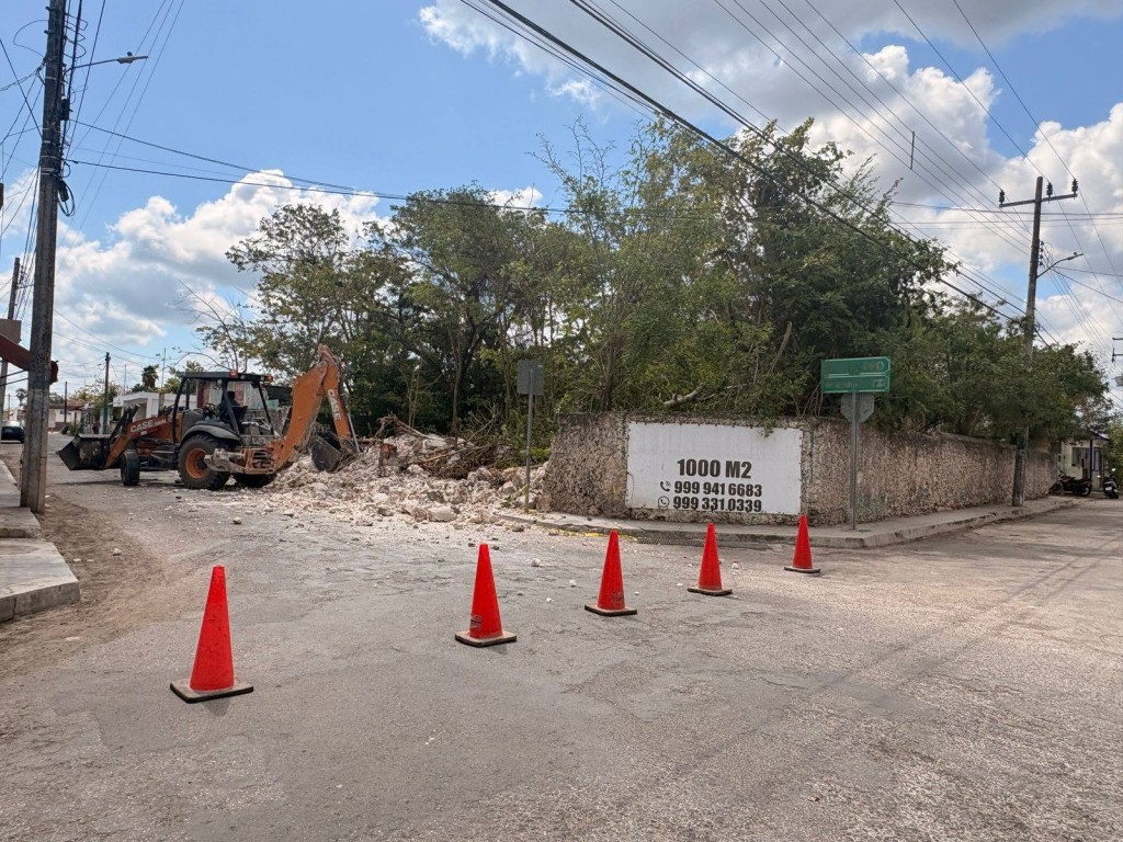 Demuelen muro con riesgo de caer, en el centro de Tizim&iacute;n