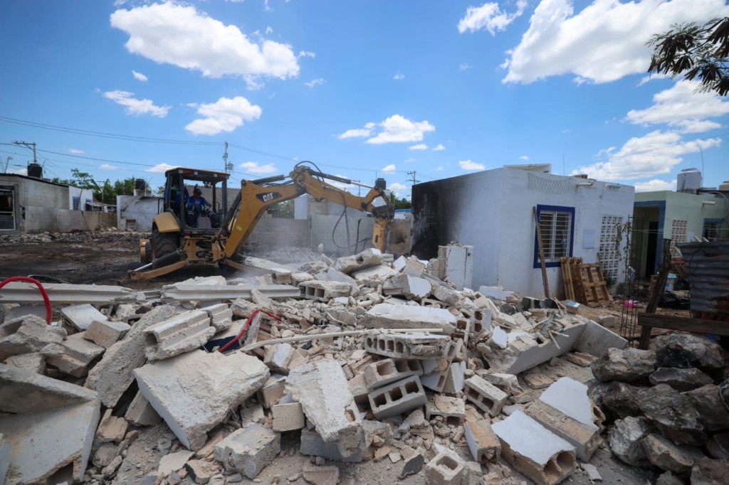 Inicia la construcci&oacute;n de casas para afectadas por incendio en San Luis Dzununc&aacute;n