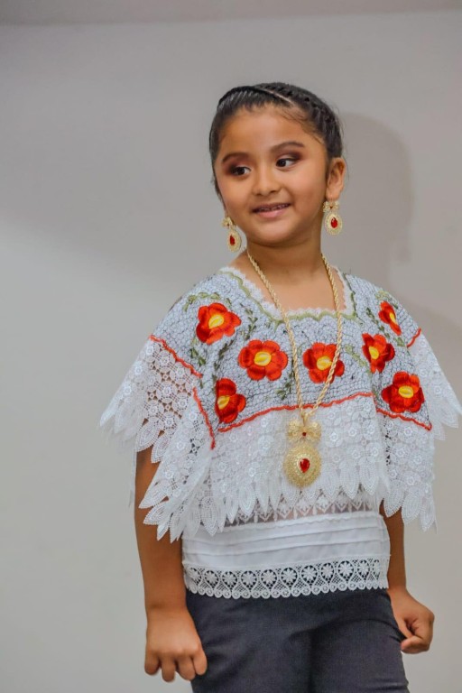 Realizan pasarela por fin de cursos de belleza