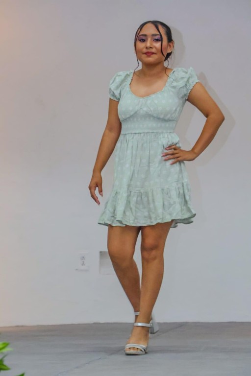 Realizan pasarela por fin de cursos de belleza