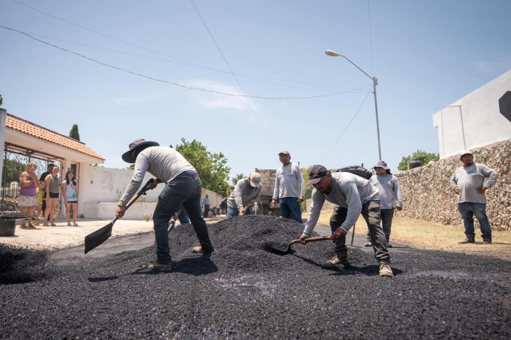 Inician trabajos de bacheo en calles de la colonia Leandro Valle
