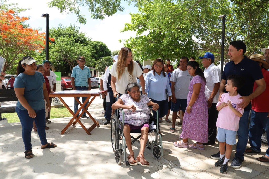 Supervisa Cecilia Patr&oacute;n construcci&oacute;n de rampas