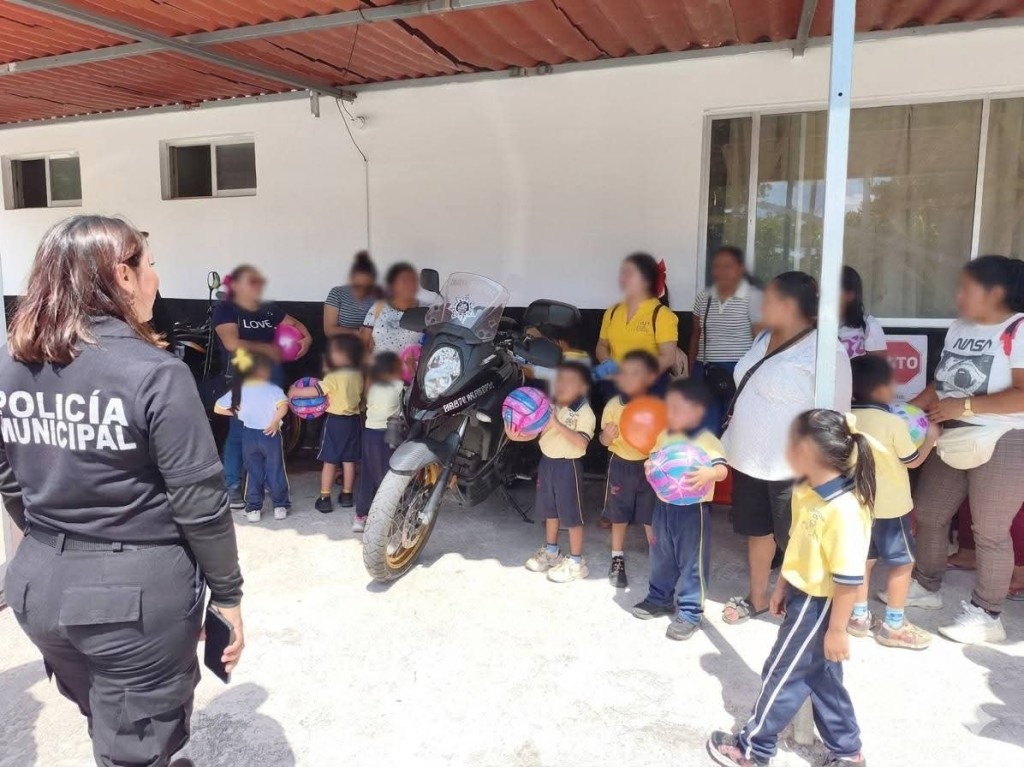 Visitan infantes el cuartel de la Polic&iacute;a Municipal de Tizim&iacute;n