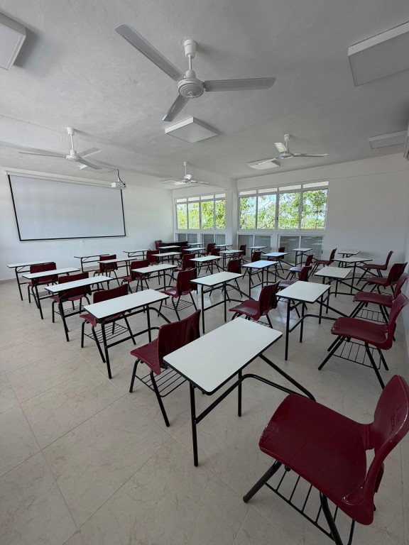 Entregan aulas en la universidad tecnol&oacute;gica del centro, ubicada en Izamal
