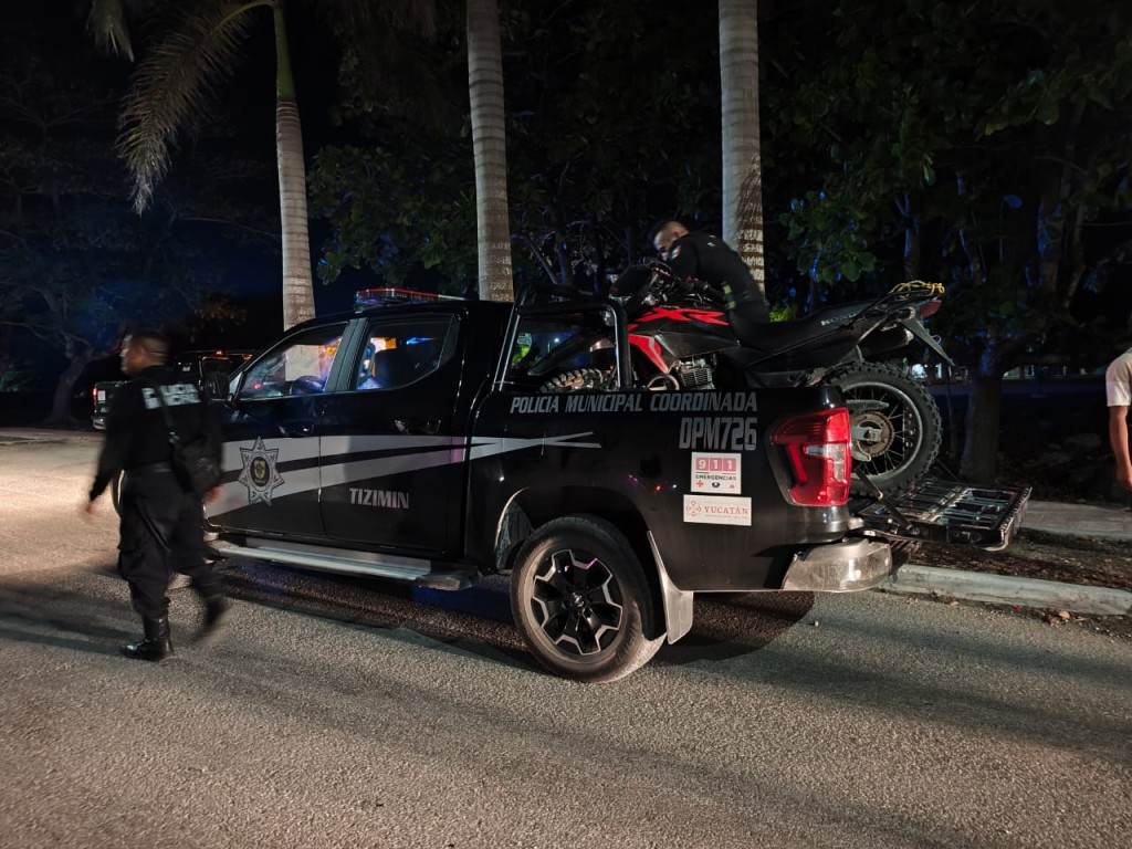 Les retiene la Polic&iacute;a de Tizim&iacute;n sus motos, por hacer acrobacias en la calle