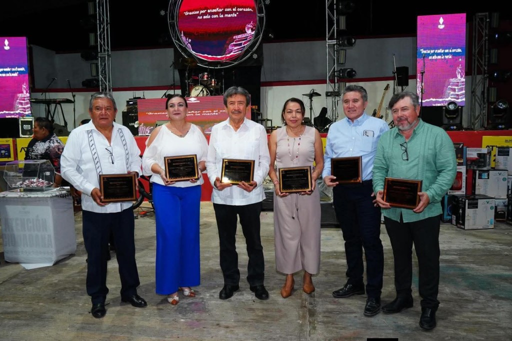 Reconocen medio siglo de vocación de maestro, en Tizimín