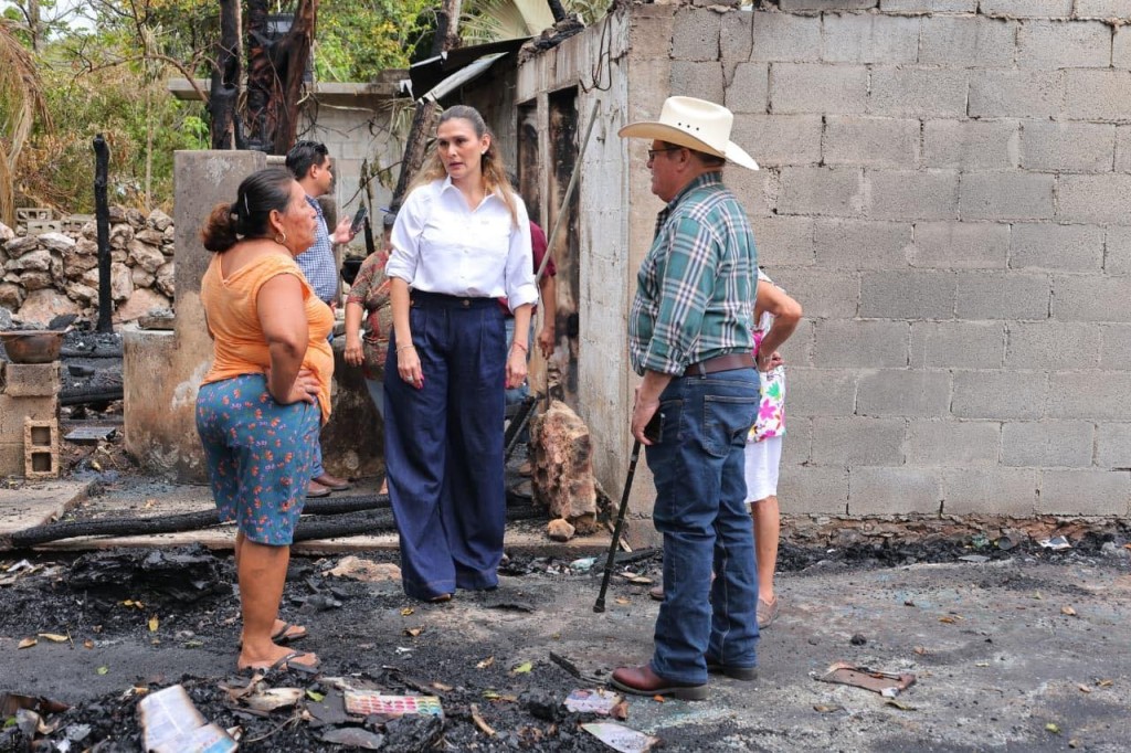 Comienzan a reconstruir vivienda afectada por incendio, en Tizimín