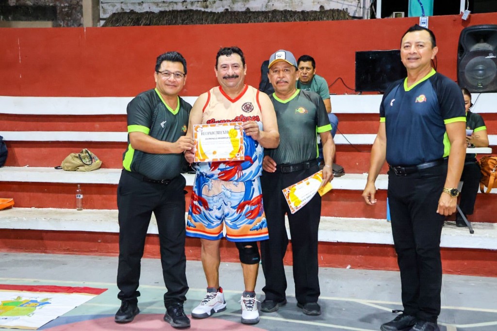 Levantan Langosteros de San Felipe el trofeo de campeones en el B&aacute;squetbol de Veteranos 50+