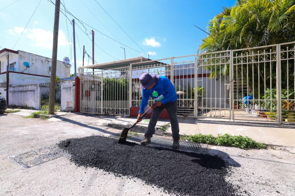 Continúan con bacheo, a pesar de las lluvias