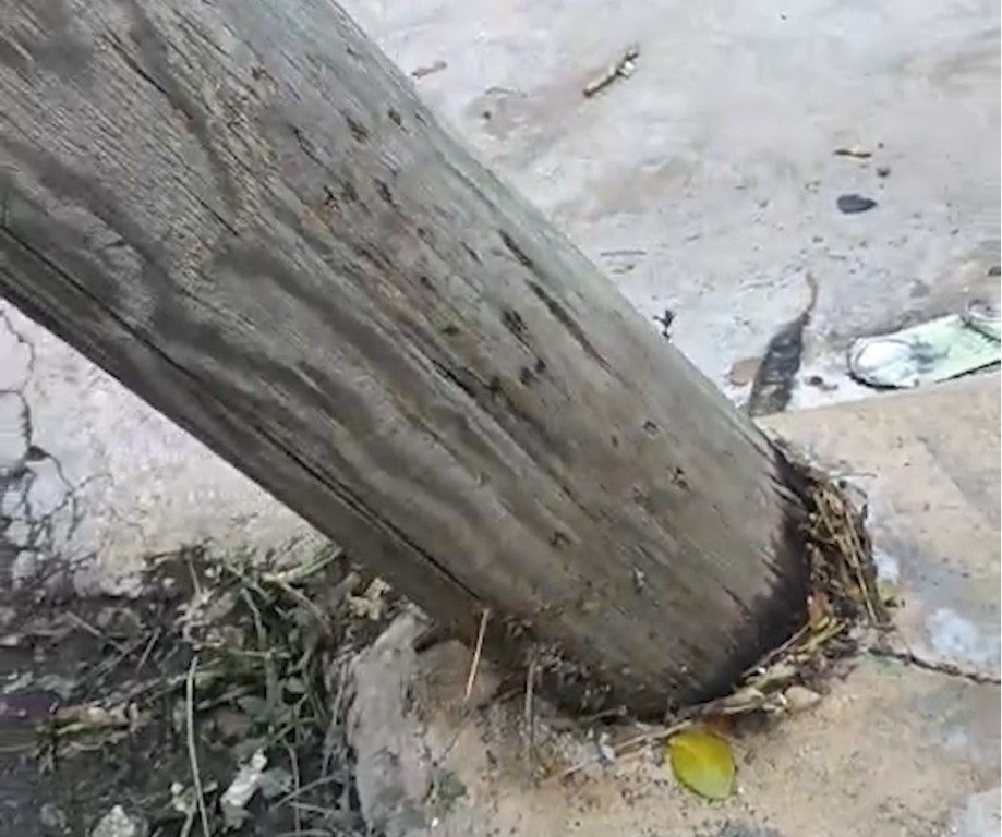 Con un poste colapsado y su calle inundada, as&iacute; viven vecinos de la calle 61 de Cordemex