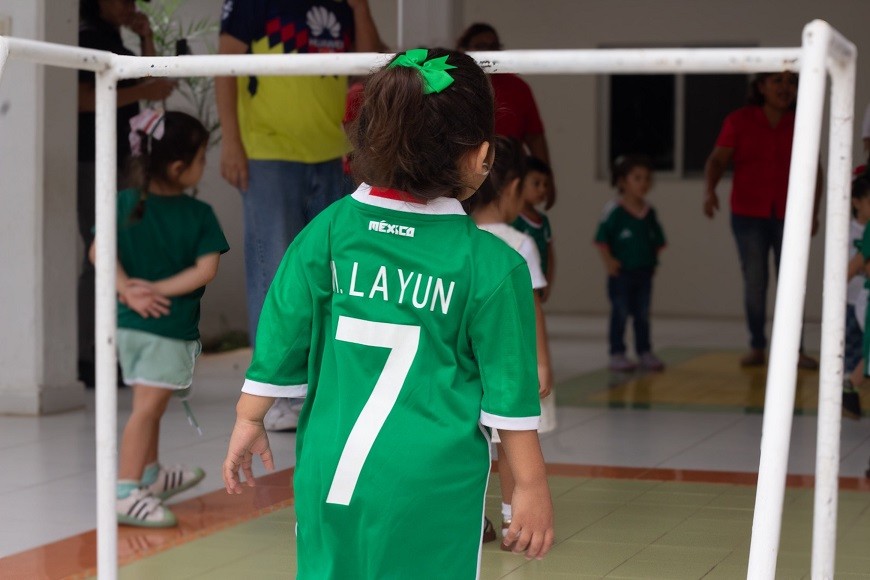 Viven niñas y niños de los centros de Atención Infantil del Isstey emoción del fútbol • Con dinámicas deportivas y recreativas, participaron en una jornada alusiva a la Copa Mundial de Fútbol, como parte de las actividades de integración de los CAI.
