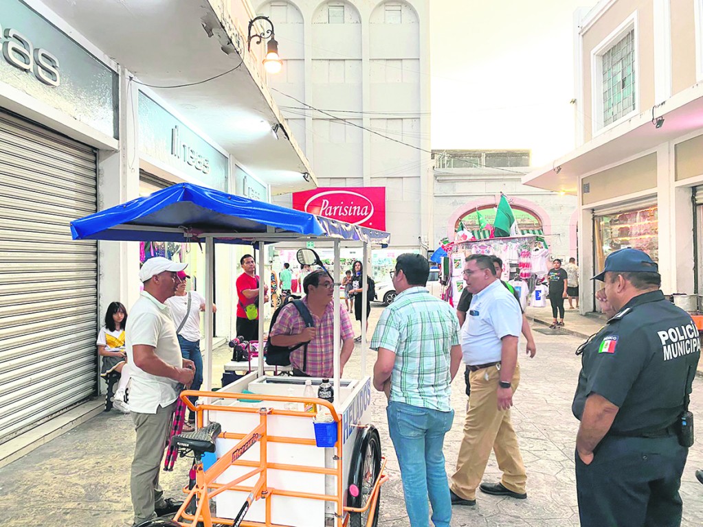 Alistan proyecto para ordenar el ambulantaje en zona de paraderos del centro de Mérida