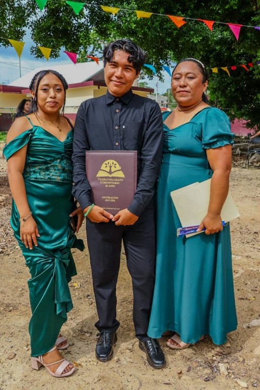 Se graduó abuelita de Tizimín del telebachillerato para motivar a sus hijos a seguir estudiando
