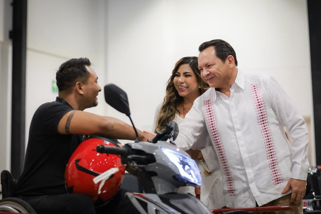 Entregan 10 motos adaptadas y 70 equipos para personas con discapacidad