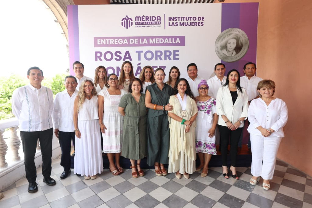 Reconocen con la Medalla Rosa Torre Gonz&aacute;lez a la maestra Liliana Judith Hern&aacute;ndez