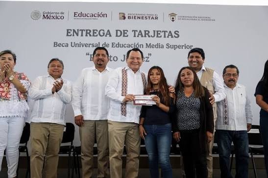 Invierten mil 36 millones de pesos en becas estudiantiles, en Yucatán